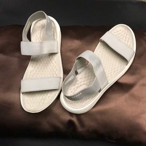 Sandals, Crocs, light grey “lite ride”